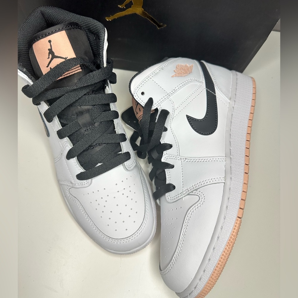 ✨SOLD✨ AIR JORDAN 1 MID (GS)